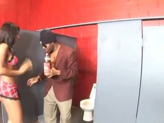 Two drunk blokes shares one black call girl in wc